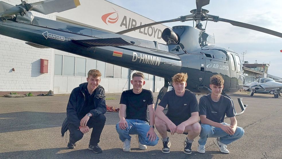 Da spielte das Wetter noch mit: Robert Rademacher (von links), Til Harms, Felix Wahrheit und Marten Buchwald aus Ostrhauderfehn durften kürzlich schon mal die Aussicht auf die hiesige Region aus dem Hubschrauber genießen. Der Hubschrauber sollte eigentlich an diesem Sonntag beim Straßenfest zu Rundflügen starten. Doch wegen der Sturmwarnungen wurden die Flüge abgesagt. Foto: Horst Wilken