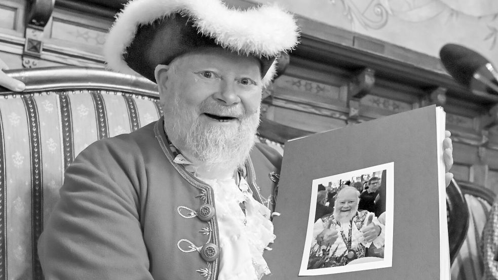 Towncrier Trevor Heeks kam im vergangenen Jahr ein letztes Mal zur Gallimarkt-Eröffnung nach Leer. Foto: Klaus Ortgies/Archiv