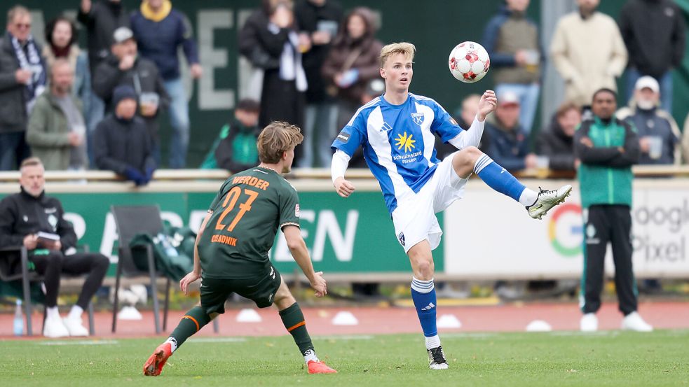 Marvin Benjamins (rechts) spielt mit Kickers Emden am Samstag bei Werder Bremen II. Foto: Jens Doden/Emden