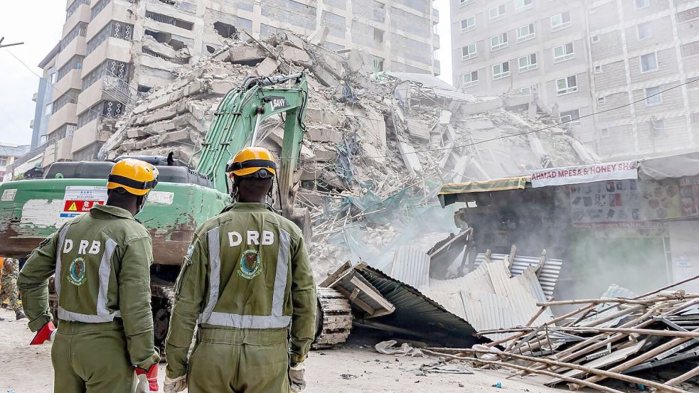 Rettungskräfte führen Such- und Rettungsmaßnahmen an der Stelle eines eingestürzten mehrstöckigen Gebäudes durch, das sich im Stadtteil Eastleigh in Nairobi im Bau befand. Foto: Boniface Muthoni/SOPA Images via ZUMA Press Wire/dpa