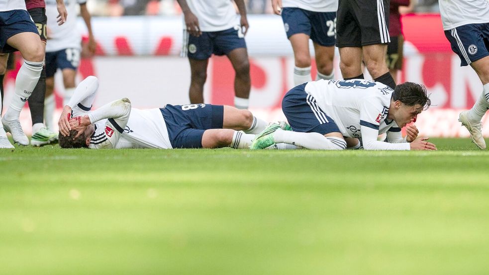 Robin Gosens und Soufiane El-Faouzi müssen nach einem Kopfzusammenstoß behandelt werden.  Foto: Marius Becker/dpa