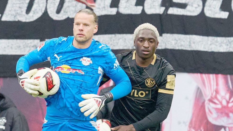 Zwei der auffälligsten Aklteure der ersten Halbzeit: Torwart Orjan Nyland (RB Leipzig, l) und David Mokwa (SV 07 Elversberg). Foto: Hendrik Schmidt/dpa