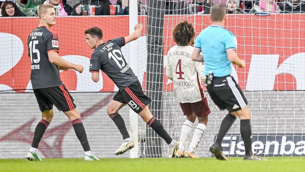 Janik Haberer (Nr. 19) dreht nach seinem Tor zum 1:1 jubelnd ab. Foto: Harry Langer/dpa