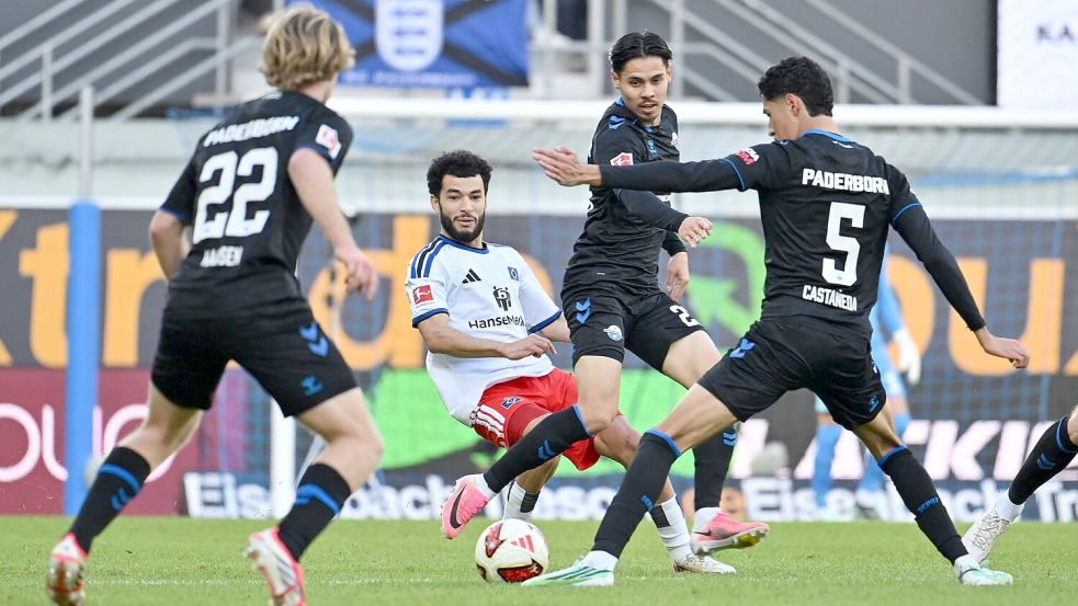 Umkämpftes Spiel mit knappem Sieger: Paderborn bezwingt den HSV. Foto: Swen Pförtner/dpa