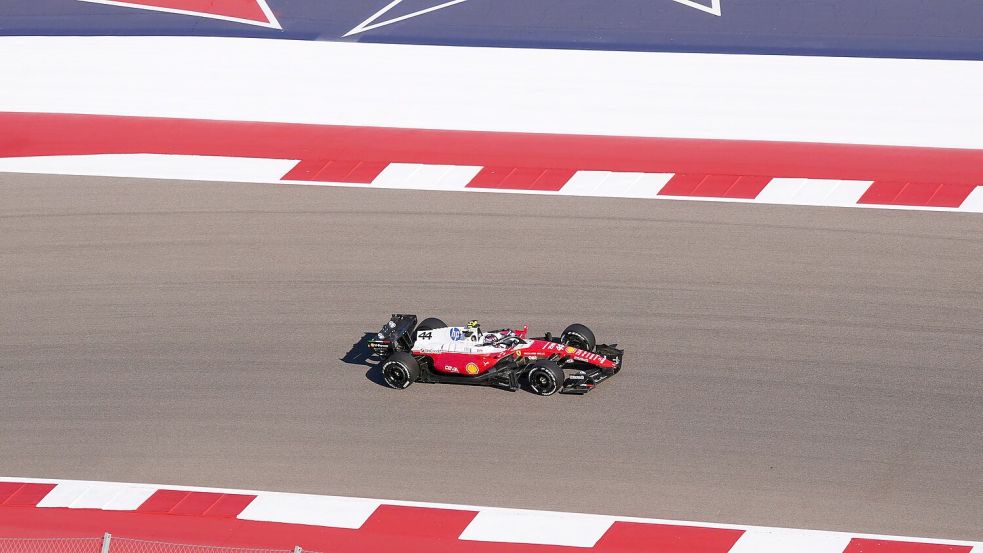 Er mag den Kurs: Lewis Hamilton setzte die Bestzeit im letzten Freien Training.   Foto: Eric Gay/AP/dpa