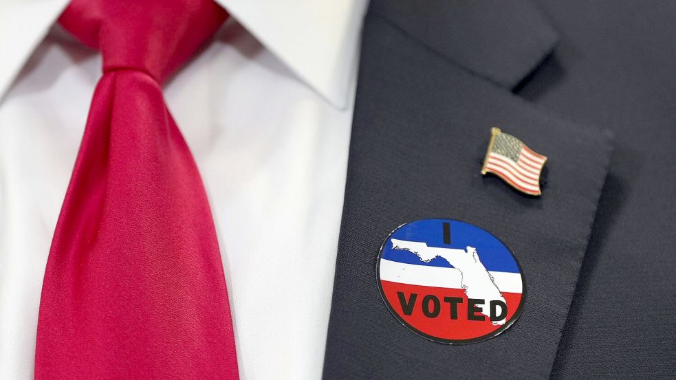 Trump trug nach der Stimmabgabe einen Aufkleber mit dem Wort „voted“ (abgestimmt). Foto: Mark Schiefelbein/AP/dpa