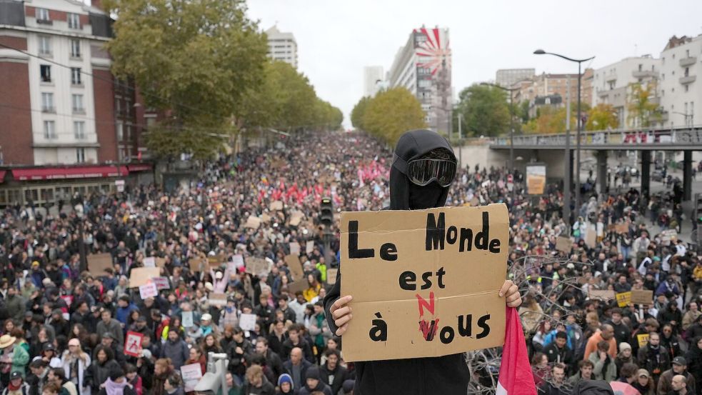 Die Proteste blieben größtenteils erst einmal friedlich.  Foto: Thibault Camus/AP/dpa