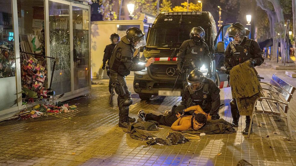 Bei den Protesten in Barcelona gab es etliche Festnahmen.  Foto: Lorena Sopêna/EUROPA PRESS/dpa