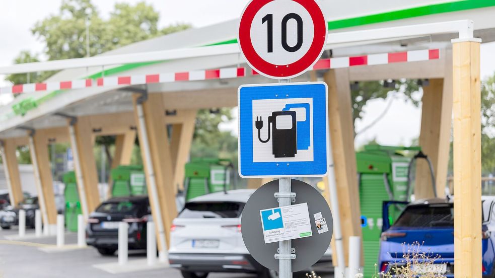 Hohe Spritpreise treiben auch die Preise für neue E-Autos. (Illustration)  Foto: Rolf Vennenbernd/dpa
