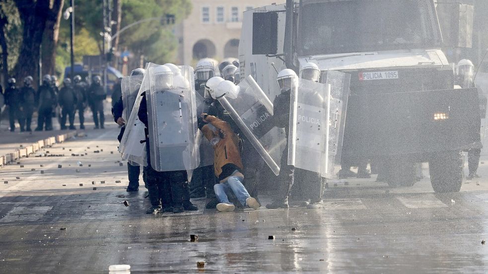 Es kam zu Zusammenstößen von Demonstranten und der Polizei.  Foto: Hameraldi Agolli/AP/dpa