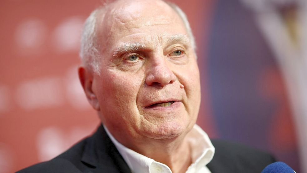 Uli Hoeneß macht sich Sorgen um Bayern-Trainer Vincent Kompany. (Archivbild) Foto: Christian Charisius/dpa