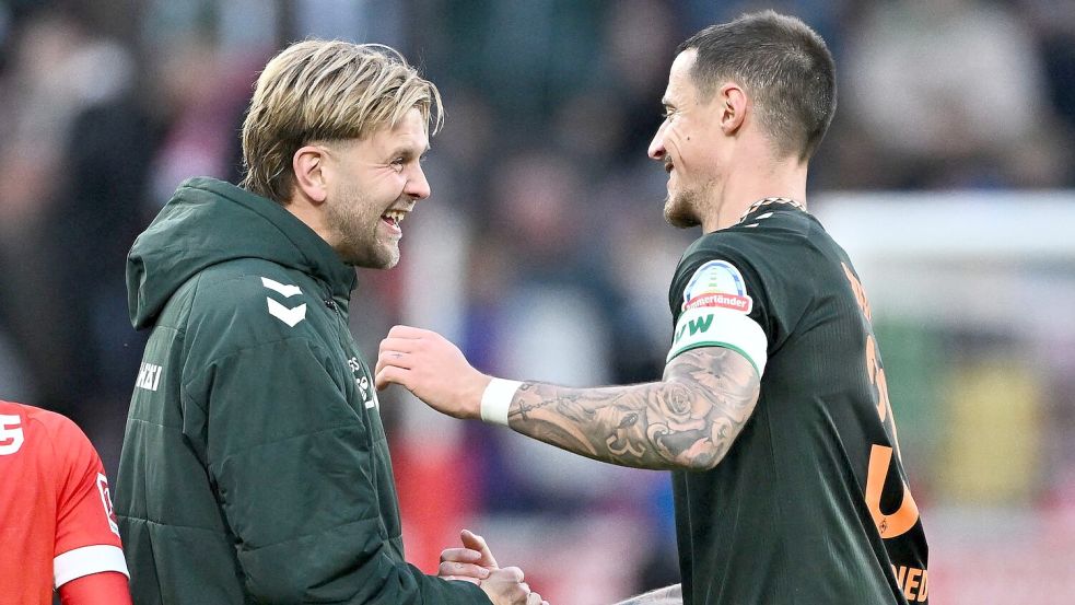 Niclas Füllkrug (l) sieht die Debatte um ein mögliches DFB-Comeback entspannt. Foto: Florian Wiegand/dpa