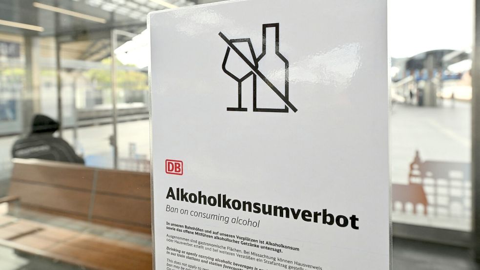 Seit dem 15. Oktober darf bundesweit an allen Bahnhöfen der Deutschen Bahn kein Alkohol mehr getrunken werden (Archivbild vom 15.10.). Foto: Martin Schutt/dpa
