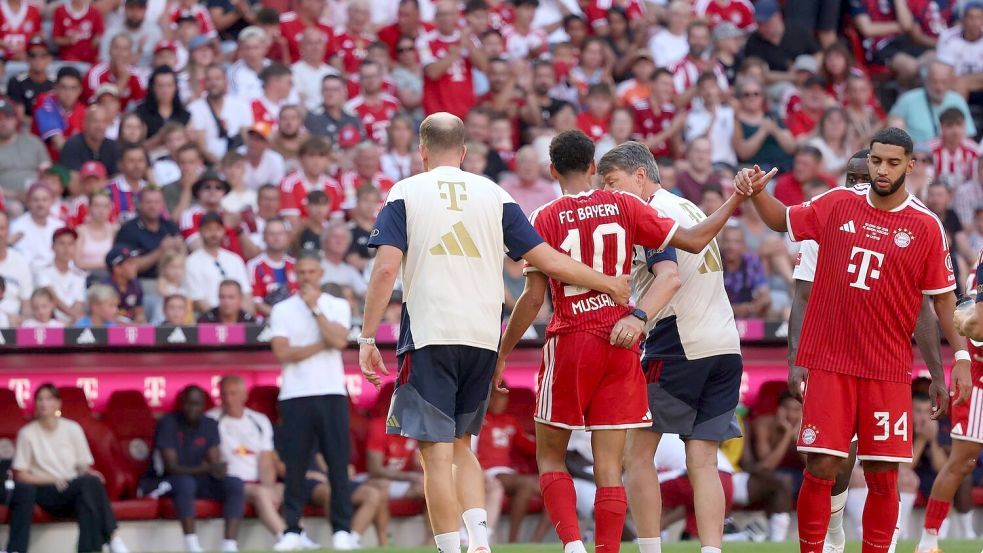 „Keine normale Phase.“ In der Saisonvorbereitung sorgten zwei Zusammenbrüche von Jamal Musiala für Schreckmomente beim FC Bayern. (Archivbild)   Foto: Karl-Josef Hildenbrand/dpa