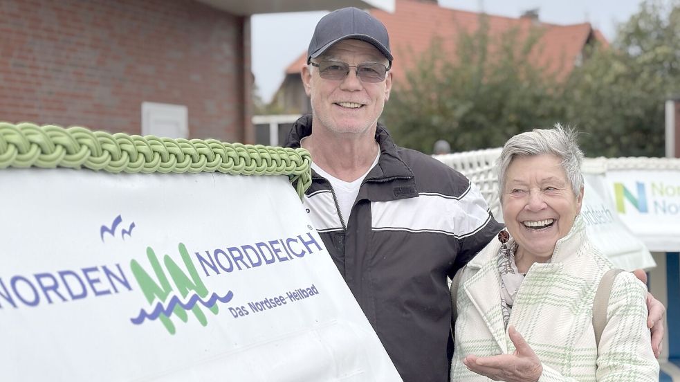 Marianne Schellhaas und Georg Rössler aus Norden waren bei der Auktion dabei. Foto: Eva van Loh