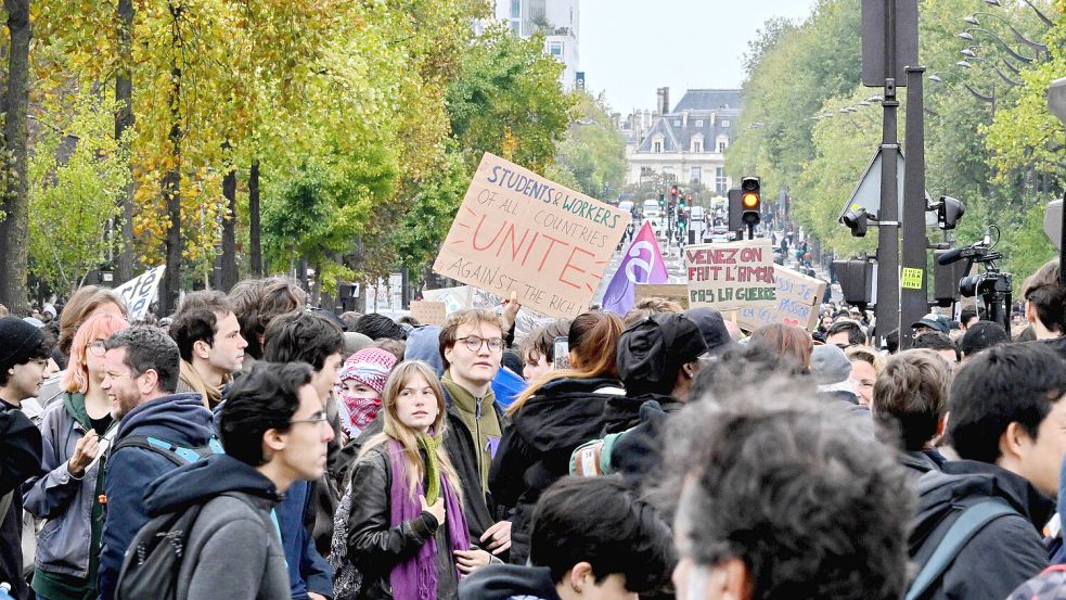 In Paris gingen am Samstag erneut etliche Menschen auf die Straße, um gegen die französische Regierung zu protestieren. Foto: IMAGO/Ait Adjedjou Karim