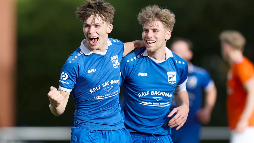 Nico Möhle war der gefeierte Mann beim Borssumer 5:0-Sieg gegen den TuS Leerhafe-Hovel. Hier jubelt Kapitän Jendrick Engelke mit ihm. Foto: Jens Doden/ Emden
