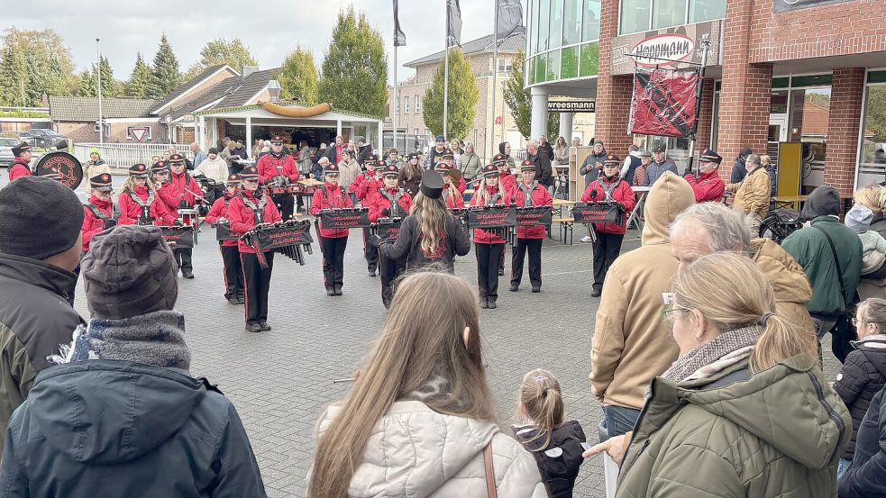 Das Foto zeigt den Spielmannszug Flachsmeer beim Auftritt auf dem Straßenfest am Sonntagnachmittag. Foto: Carsten Ammermann