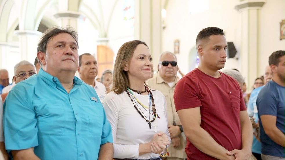 Machado betet bei ihrer Rückkehr. Foto: Uncredited/Vente Venezuela Press Office/AP/dpa