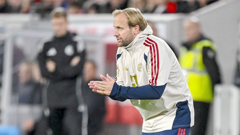Bekam nach dem 3:1 in Freiburg eine Nachricht von seinem Chef Vincent Kompany: Bayerns Co-Trainer Aaron Danks. Foto: Harry Langer/dpa