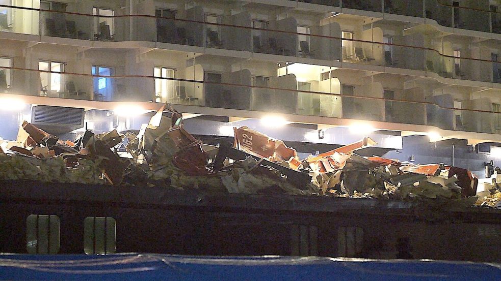 Beim Zusammenstoß eines Kreuzfahrtschiffs mit zwei Containerschiffen ist wahrscheinlich ein hoher Schaden entstanden.  Foto: Jörn Hüneke/dpa