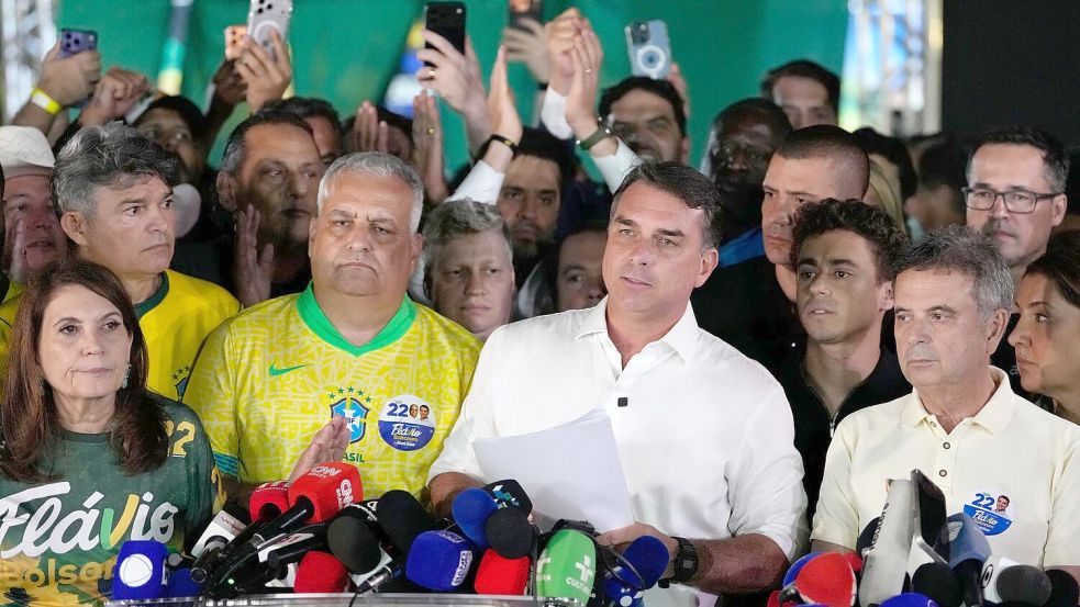 Flávio Bolsonaro will die Präsidentenwahl annullieren lassen. (Archivbild) Foto: Eraldo Peres/AP/dpa