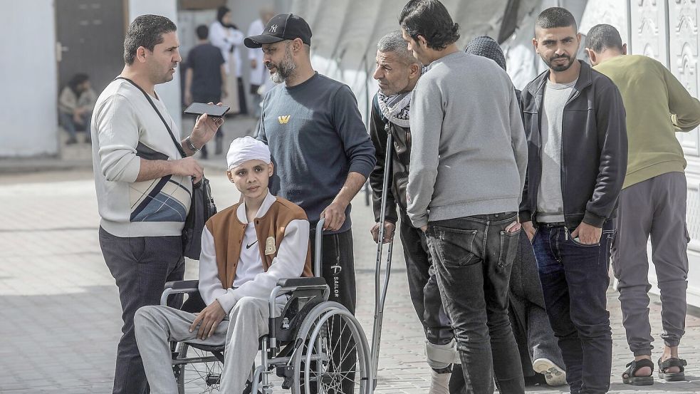 Das Foto zeigt Ahmed auf dem Gelände des Krankenhauses des Roten Halbmondes im Gazastreifen im Februar 2026. Lange habe er sich um die Evakuierung seines Sohnes bemüht. Es sei eine sehr schwierige Zeit gewesen, sagt Ahmeds Vater. Foto: Abed Rahim Khatib/dpa
