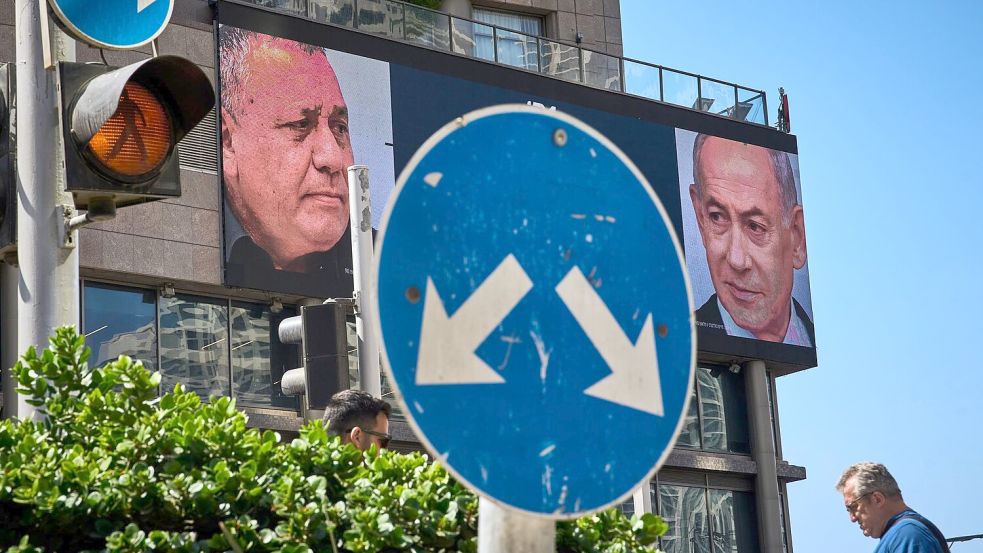 Werbung in Israel, auf der der israelische Ministerpräsident Benjamin Netanjahu (r) und sein wichtigster Rivale bei der Parlamentswahl am 27. Oktober, Gadi Eisenkot, zu sehen ist. (Archivbild) Foto: Oded Balilty/AP/dpa