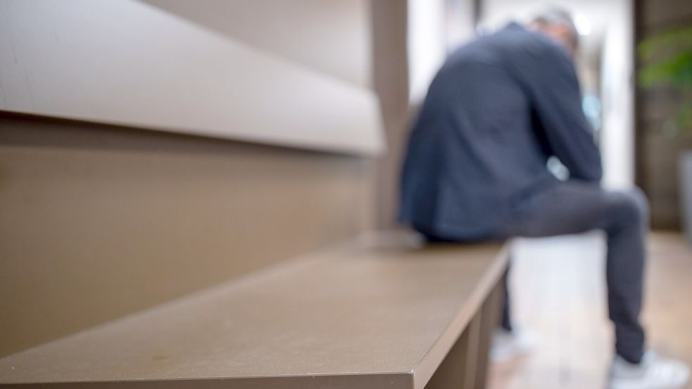 Männer ziehen sich bei Belastung oft zurück und machen Dinge mit sich selbst aus. (Symbolbild)  Foto: Daniel Karmann/dpa