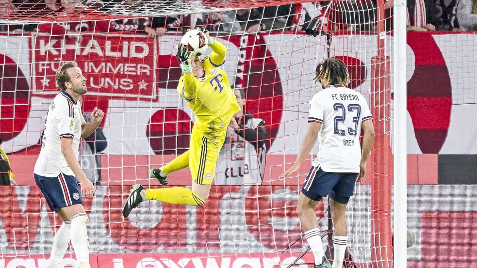 Starke Paraden: Neuer-Vertreter Jonas Urbig hielt den Bayern-Sieg fest. Foto: Harry Langer/dpa