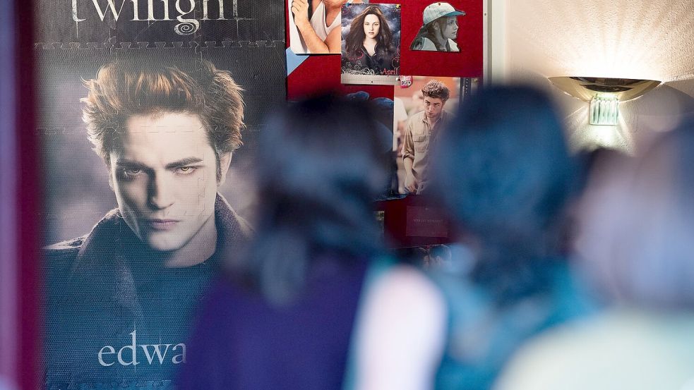In seiner Rolle als Vampir Edward wurde Robert Pattinson zum Teenie-Schwarm.  Foto: Sebastian Gollnow/dpa