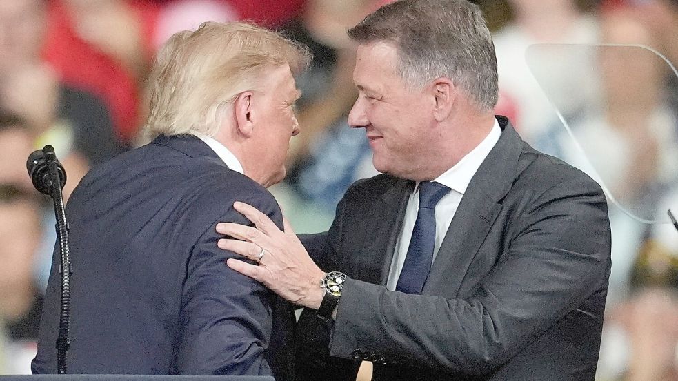 Trump und Audi-Chef Döllner bei der Wahlkampfveranstaltung. (Archivbild) Foto: Mike Stewart/AP/dpa