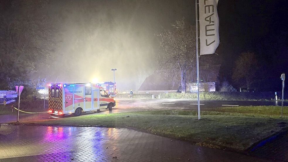 Neben Feuerwehr und Polizei war auch der Rettungsdienst vor Ort. Foto: Holger Janssen