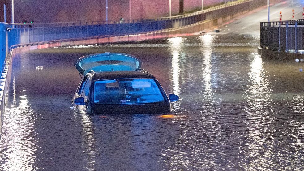 Die Hamburger Feuerwehr rettete eine Autofahrerin vom Dach ihres Wagens. Foto: Daniel Bockwoldt/dpa