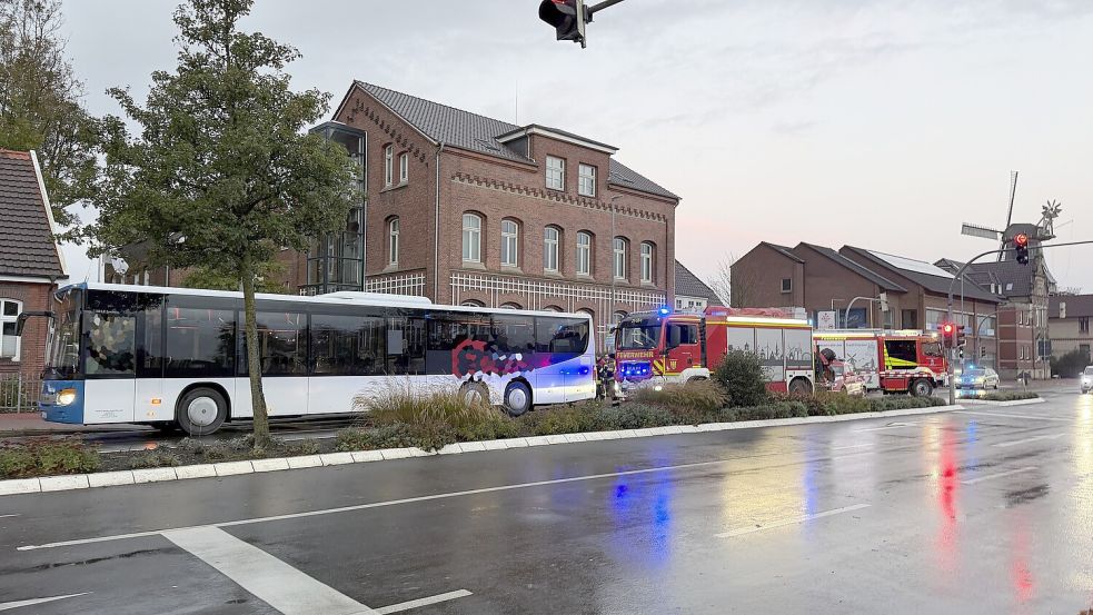 Eine junge Frau ist am Montagmorgen in Norden von einem Linienbus erfasst worden und gestorben. Feuerwehr Norden/Thomas Weege