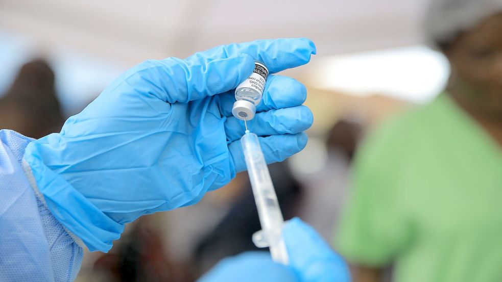 Ein medizinischer Mitarbeiter bereitet im Osten des Kongo eine Ebola-Impfung vor. (Archivbild)  Foto: Sebastien Kitsa Musayi/AP/dpa