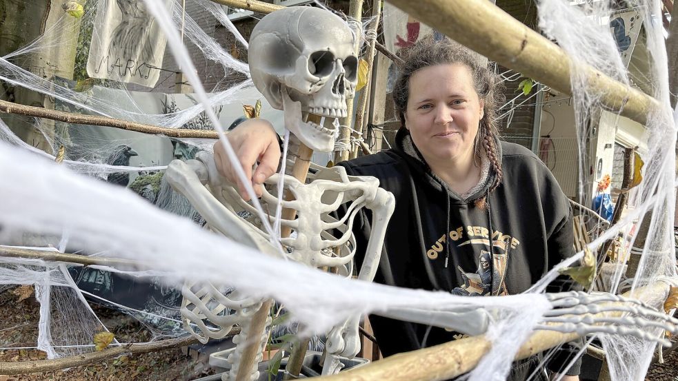Melanie Amthor hat zum Dia de los Muertos im Garten Skelette dekoriert - so wie dieses, das in einem Spinnweben-Käfig im Garten sitzt. Foto: Marion Janßen