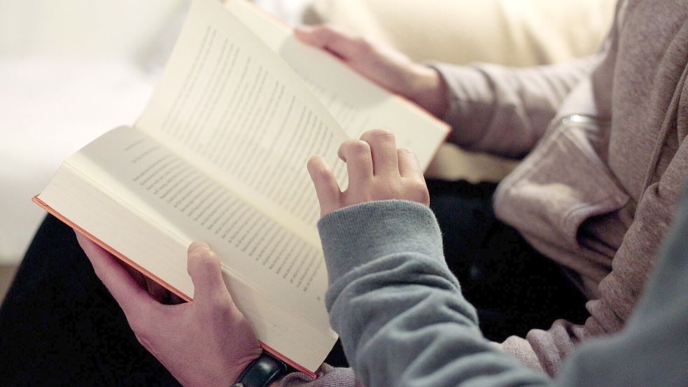 Über das Vorlesen ins Gespräch kommen, auch das trägt zum Spracherwerb bei, sagt die Stiftung Lesen. (Symbolfoto) Foto: Hans-Thomas Frisch/dpa
