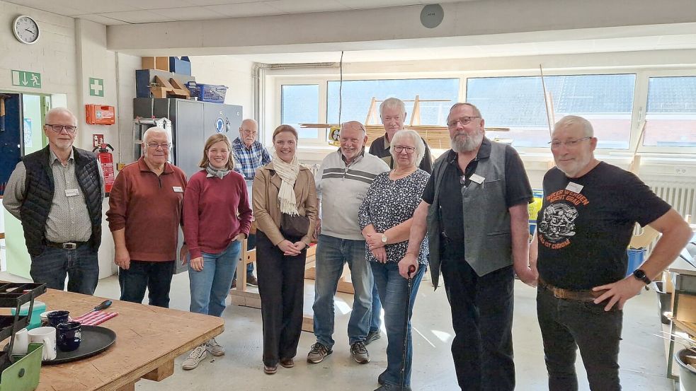 Mitarbeitende und Nutzer des Repair-Cafés: (v. l.) Helmuth Baldzer, Hartmut Hülsemeyer, Landkreis-Klimamanagerin Anabel Kern, Siggi Köppl, CDU-Bundestagsabgeordnete Anne Janssen, Dieter Heinemeyer, Hicko Hicken, Irmtraud und Herbert Osenroth sowie Gerhard Gengenbach. Foto: Landkreis Wittmund