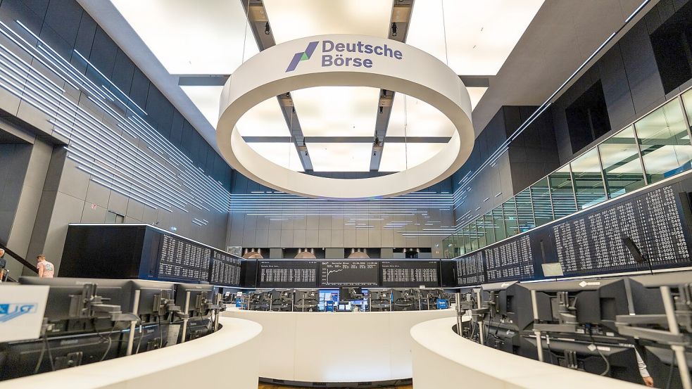 Handelsraum der Deutschen Börse in Frankfurt: Der Konzern bietet Kunden nun den Handel von Dax-Aktien rund um die Uhr. (Archivbild) Foto: Andreas Arnold/dpa
