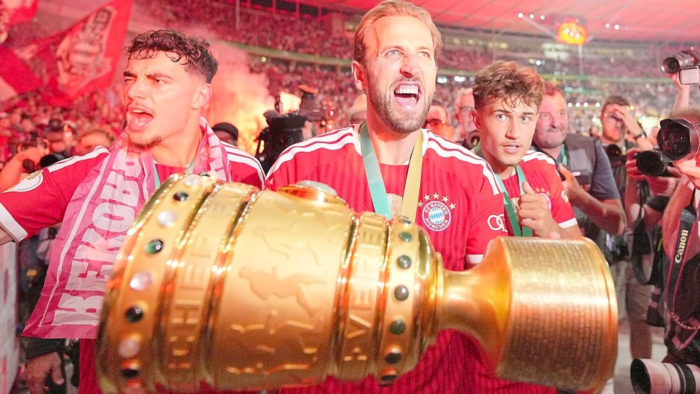 Der DFB-Pokal soll für Kane nicht die letzte Trophäe mit den Bayern bleiben. (Archivbild) Foto: Michael Kappeler/dpa