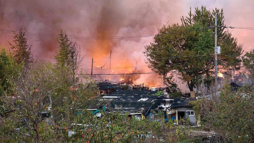 Das Feuer ist bereits am Nachmittag ausgebrochen.  Foto: Jintak Han/ZUMA Press Wire/dpa