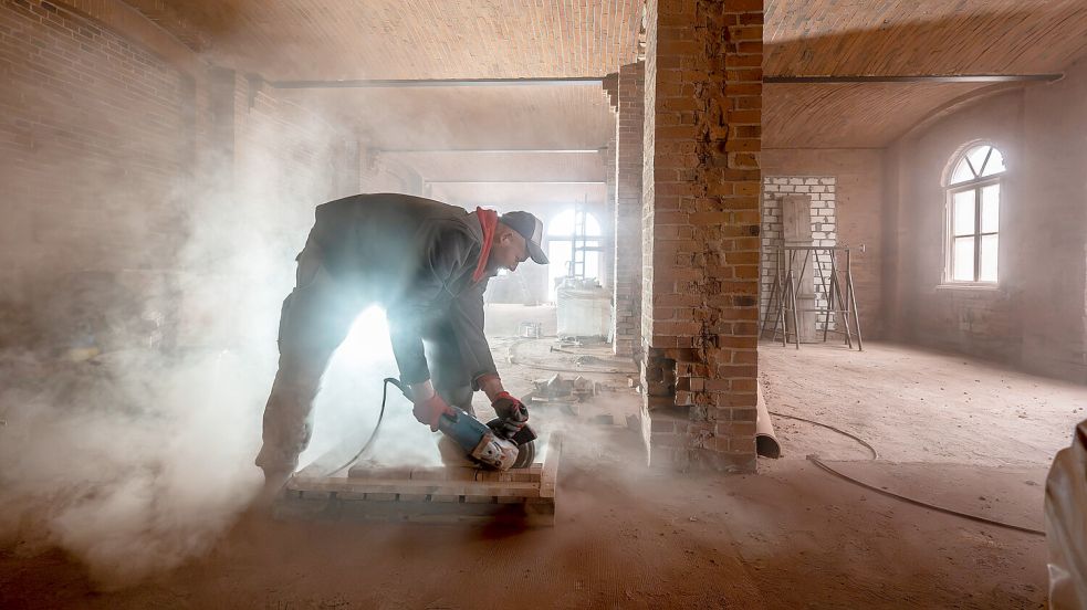 Die Sanierung ist gestartet: Hier werden alte Ziegel geschnitten. Fotos: Klaus Ortgies