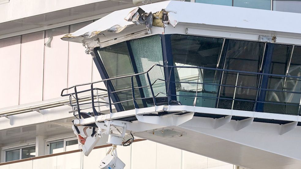 Die beschädigte „Mein Schiff 3“ muss in eine Werft. Foto: Sina Schuldt/dpa