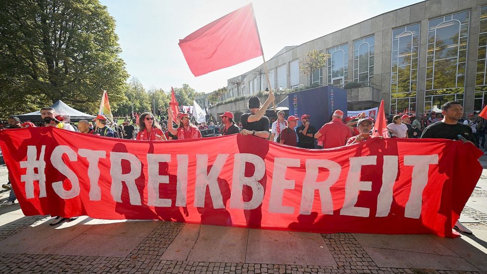 Metaller wollen fünf Prozent mehr Geld (Foto aktuell).  Foto: Marijan Murat/dpa
