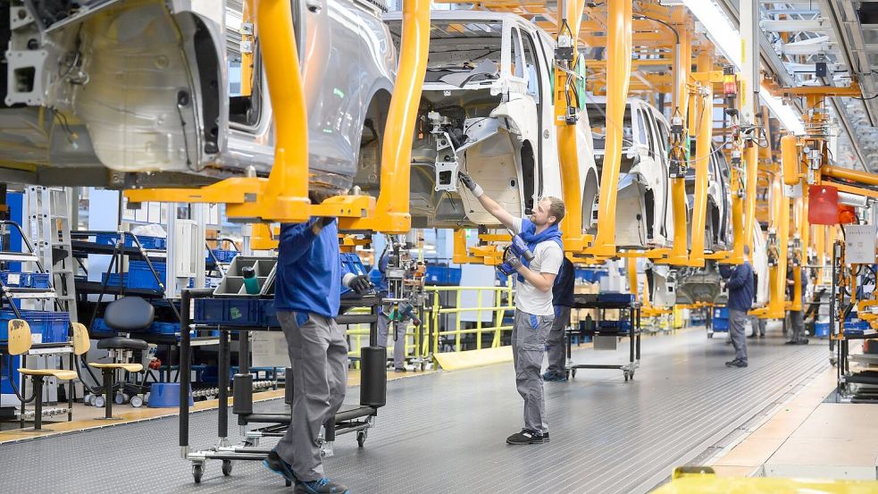 Die Autoindustrie ist ein Kern der Metall- und Elektroindustrie. (Archivbild)  Foto: Julian Stratenschulte/dpa