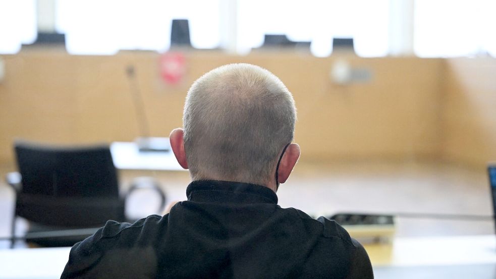 Nur ein Angeklagter sitzt wegen der Vorwürfe nicht in U-Haft.  Foto: Julian Stratenschulte/dpa
