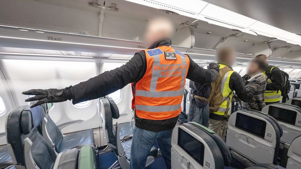 Die Bundespolizei und Mitarbeiter von Frontex begleiten einen Abschiebeflug nach Pakistan. (Archivbild)  Foto: Boris Roessler/dpa