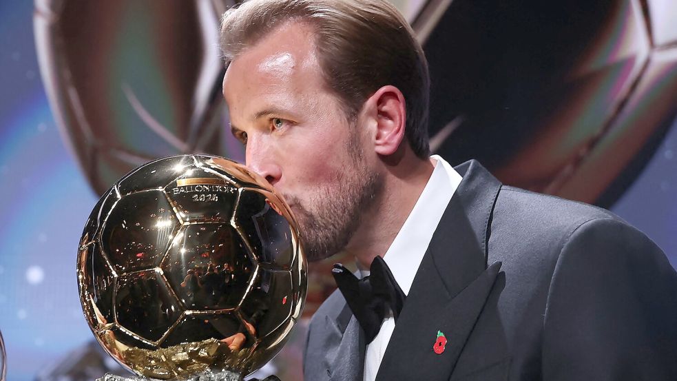 Das ist sein Moment: Superstürmer Harry Kane mit der begehrten Trophäe. Foto: AFP/Franck Fife