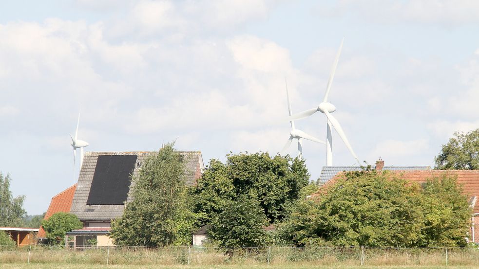 Im Nordwesten von Neermoor stehen bereits Windräder. Sie sollen aber repowert – und damit größer und höher – werden. Foto: Gordon Päschel